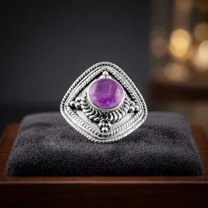 Anillo de Cóctel Geométrico de Plata 925 con Amatista Morada en Engaste Biselado, Estilo Vintage, Unisex, para Uso Diario - Product Image 3