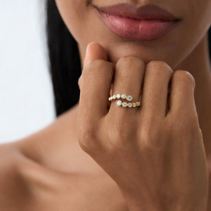 Bague ajustable ouverte unique en or plaqué 14 carats avec diamant de laboratoire rond serti en clos et sangle incurvée, style éternité, pour superposition - Product Image 4