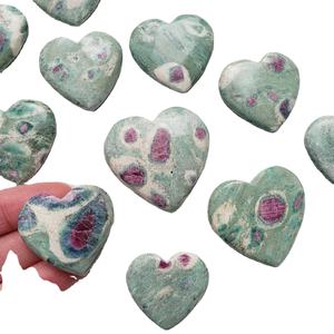 Pierre de guérison en cristal de fuchsite rubis naturel, mini cœur sculpté, poli - Product Image 1