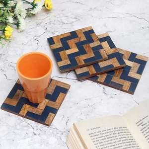 Sous-verre en bois moderne et écologique avec motif imprimé découpé pour protéger les surfaces en verre et en bois lors du service du thé et du café - Product Image 1
