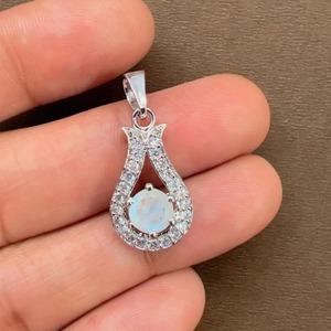 Pendentif solitaire Rhaya Jewels en argent sterling plaqué rhodium avec pierre de lune géométrique sertie griffe 2,1g 26x12mm - Tendance Minimaliste - Product Image 2