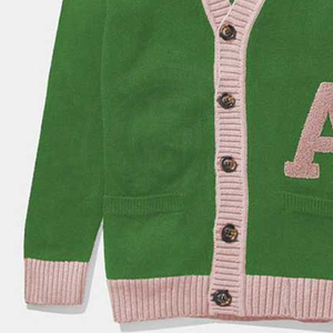 Cárdigan Verde de Punto para Hermandades y Fraternidades, Bordado con Letra Griega Rosa, Cuello en V, de Algodón Grueso y Felpa, para Hombre y Mujer - Product Image 5