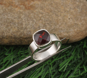 Bague en grenat rouge naturel, argent sterling 925, coupe ovale, pierre précieuse du Mozambique, cadeau de mariage ou de fiançailles - Product Image 1