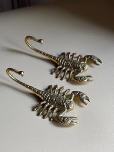 Crochet mural vintage en laiton motif scorpion – Support élégant pour accessoires de cuisine, outils de jardin et rangement d'entrée - Product Image 6