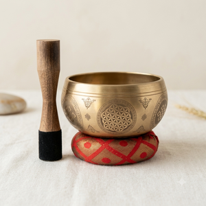 Bol chantant tibétain en laiton de haute qualité Evana avec marteau et coussin pour la méditation et la thérapie, décoration d'intérieur, bol sonore - Product Image 1