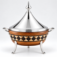 Casserole en acier inoxydable de style tajine arabe avec couvercle en dôme martelé et finition imitation bois décorative