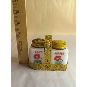 Juego de Saleros y Pimenteros Vintage de Acero Inoxidable con Soporte Amarillo, Diseño Floral, Cuerpo Blanco y Flores Rojas - Herramientas Duraderas y Antiderrames para Hierbas y Especias - Product Image 2