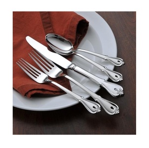 Juego de Cubiertos Clásico con Diseño de Estilo Antiguo |   Juego de Cubiertos de Acero Inoxidable Premium de 5 Piezas |   Juego de Cubiertos Plateados Ornamentados con Acabado Espejo - Product Image 3