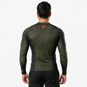 Rashguard léger pour hommes, conçu pour les hommes actifs, avec tissu respirant, construction confortable et qualité durable. - Product Image 5