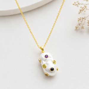 Collier pendentif en perles plaqué or avec pierres précieuses colorées serties en clos, style mignon, unisexe, à porter au quotidien - Product Image 1