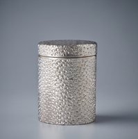 Boîte de rangement cylindrique en métal martelé finition argentée pour dattes et fruits secs, vente en gros