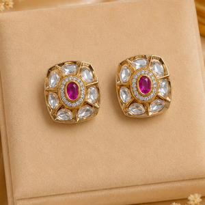 Boucles d'oreilles clous en cristal plaqué or de créateur JeweleMarket pour femmes, élégantes, traditionnelles, ethniques indiennes, pour mariage - Product Image 1