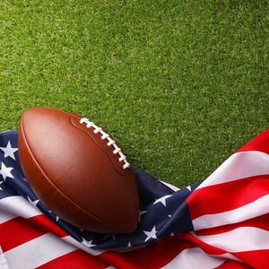 Ballon de football américain personnalisable avec logo, équipement d'entraînement durable pour les académies sportives, l'entraînement universitaire et l'utilisation en extérieur - Product Image 6