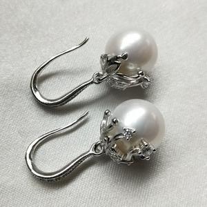 Pendientes de Plata 925 con Perlas de Agua Dulce Blancas Redondas de 11-12 mm, Diseño Básico Impecable con Ganchos para las Orejas - Product Image 4