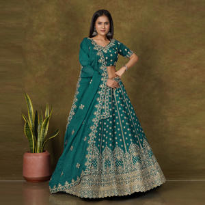 ชุดเลเฮนกาโชลีดีไซน์เนอร์ Moss Finish พร้อมลายปักดิ้นทองสุดประณีต ขอบตกแต่งอย่างหรูหรา พร้อมผ้าคลุมไหล่ Dupatta สำหรับงานเทศกาล - Product Image 4