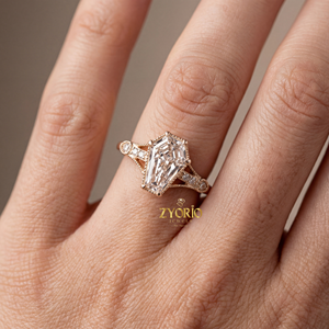 Bague élégante en argent plaqué, sertie de diamants de laboratoire taillés en cercueil, style Art Déco, look vintage, bijoux de mariée, pour demande en mariage ou soirée - Product Image 4