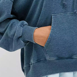 Ropa Casual Inspirada en el Estilo Urbano, Diseño de Alta Calidad, Detalle de Logotipo Minimalista y Moderno, Acabado Liso, Diseño de Sudadera Sólida - Product Image 5