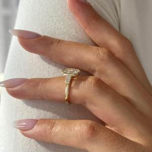Anillo de Tres Piedras con Diamante de 2 Quilates de Mina Antigua con Corte Cojín en Oro Amarillo, Certificado por IGI - Product Image 6