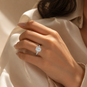 Anillo de Diamante Cultivado en Laboratorio con Corte Esmeralda, Regalo para el Día de San Valentín, Anillo de Compromiso de Tres Piedras, Oro Blanco de 10k, Banda con Pavé - Product Image 4