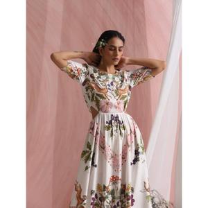 เดรสยาวสไตล์แม็กซี่ ปักลายธรรมชาติ ดีไซน์เก๋ไก๋ ตัดเย็บช่วงเอวอย่างประณีต ผสมผสานความหรูหราอย่างลงตัว เหมาะสำหรับใส่ได้ทั้งกลางวันและกลางคืน - Product Image 2