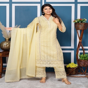 Ensemble Kurta en coton jaune pastel traditionnel NIYANI avec broderie délicate et dupatta assortie pour un style festif subtil - Product Image 1