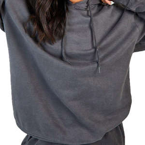 Ensemble sweat à capuche court et pantalon de survêtement uni pour femme – Tenue décontractée deux pièces écologique en tissu doux, coupe décontractée pour le quotidien et le streetwear - Product Image 4