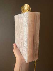 Bolso de Mano Artesanal Ecológico de Resina de Mármol Perlado con Cierre de Loto Dorado y Cadena Dorada - Product Image 3