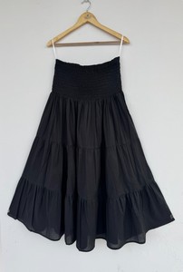 Jupe longue maxi noire en coton pour femme, taille haute élastiquée smockée, évasée à volants, style bohème, fluide, pour l'été - Product Image 1