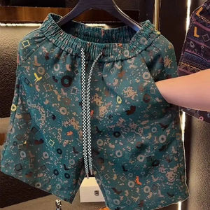 Pantalones Cortos de Hombre con Estampado Completo de Patrones Oscuros, Estilo Retro de Verano, Nuevo y Moderno - Product Image 1