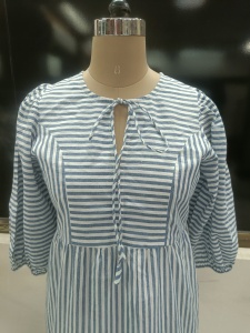 Robe longue en popeline rayée pour femme avec manches bouffantes et col à nœud, style chic prairie ample, idéale pour le printemps et l'été - Product Image 4