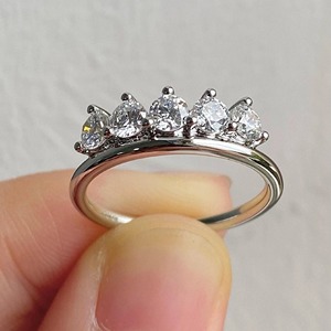 Bague de mariage élégante en or blanc 14 carats avec diamant de laboratoire de 0,50 carat serti à griffes, certifiée IGI, cinq pierres, pour empilage, usage quotidien ou nuptial - Product Image 5