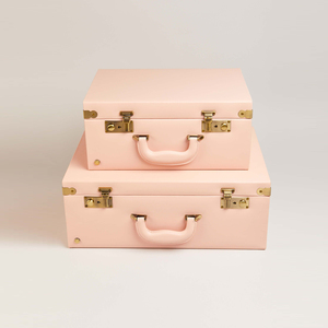 Ensemble de valises rose poudré avec fermoirs vintage, poches intérieures et poignée robuste pour un voyage élégant et un rangement charmant - Product Image 3