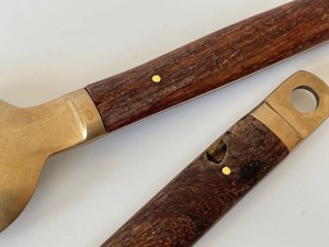 Ensemble de couverts de mariage modernes en laiton plaqué, faits à la main, écologiques, durables, avec long manche en laiton et trou de suspension, pour couteau et beurre - Product Image 4