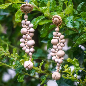 Boucles d'oreilles pendantes en bois de tulsi faites à la main de qualité supérieure, unisexes, tendance, bijoux ethniques, cadeau, collection de créateurs, légères - Product Image 3