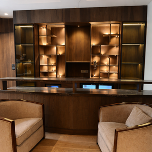 Ensemble de bar commercial haut de gamme avec cadre en bois éclairé, design contemporain écologique et durable pour les intérieurs modernes et les villas - Product Image 3