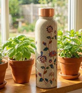 Botella de cobre con diseño floral y tapa de cobre, artículos para beber con estampado único y beneficios ayurvédicos del yoga. - Product Image 6