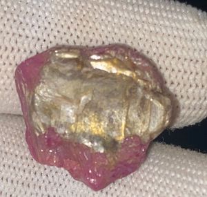 พลอยทับทิมดิบธรรมชาติจากเคนยา เหมืองเฟโมส จอห์น โซล น้ำหนัก 26.10 กะรัต - Product Image 1