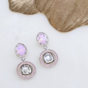 Pendientes de ópalo chapados en rodio para mujer con incrustaciones rosas y piedras redondas de corte brillante - Product Image 1