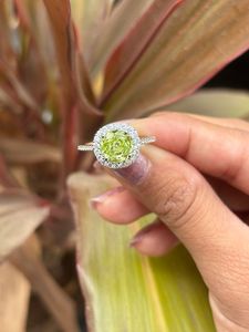 Anillo de compromiso de lujo personalizado de plata 925 y oro blanco con moissanita de corte redondo y engaste pavé, regalo para esposa - Product Image 3