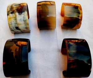 Juego de Brazaletes de Cuerno de Búfalo Natural Hechos a Mano por F S International, Brazaletes Anchos Abiertos de Lujo, Joyería Artesanal Ecológica - Product Image 5