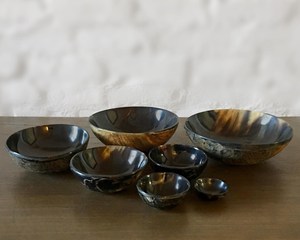 Ensemble de bols en corne de buffle naturelle gravée, faits à la main, style viking, écologiques, légers, pour servir des salades, style médiéval vintage - Product Image 1