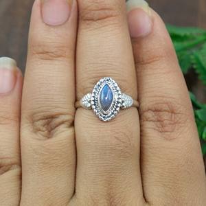 แหวนเงินแท้ 925 ประดับลาบราดอไรต์สีน้ำเงินธรรมชาติทรงมาร์คีส์ งานแฮนด์เมด สไตล์โบโฮ วินเทจ แหวนพลอยสำหรับผู้หญิง - Product Image 3