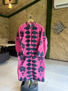 Veste bomber longue en velours tricoté à la main avec broderie pour femmes |   Doublure en coton brodée rose et noire, style ethnique bohème d'hiver - Product Image 1