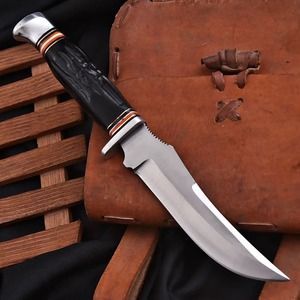 Couteau de chasse artisanal en acier carbone – Couteau à lame fixe avec manche en résine noire et étui en cuir - Product Image 1