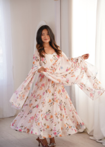 Ensemble maxi bohème imprimé en georgette avec dentelle décorative au col, jupe circulaire fluide et bas coordonné doux pour femme - Product Image 2