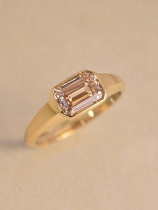 Anillo de Compromiso con Corte Esmeralda, Anillo de Diamante Cultivado en Laboratorio en Oro Amarillo de 14K con Certificado IGI para Mujer - Product Image 2