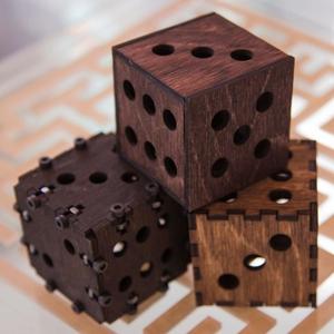 Pot à stylos en bois 3D artisanal de qualité supérieure, design unique en forme de dés, accessoires de bureau, décoration de bureau, cadeau en bois durable pour collègue - Product Image 1
