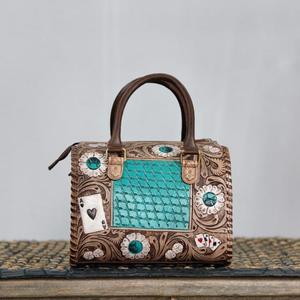Bolsa de Viaje de Cuero Hecha a Mano de Lujo, Color Bronceado con Panel Turquesa, Diseño de Cartas de Póker, Cierre de Cremallera - Product Image 1
