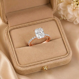 Anillo de cinco piedras con diamantes cultivados en laboratorio de corte radiante Halo y corte brillante redondo, oro de 10K, proveedor mayorista de joyería fina OEM - Product Image 4