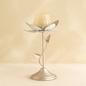 Conçu pour une grande polyvalence, ce magnifique porte-bougie à LED fonctionne parfaitement dans les salons, les chambres et les patios. - Product Image 1
